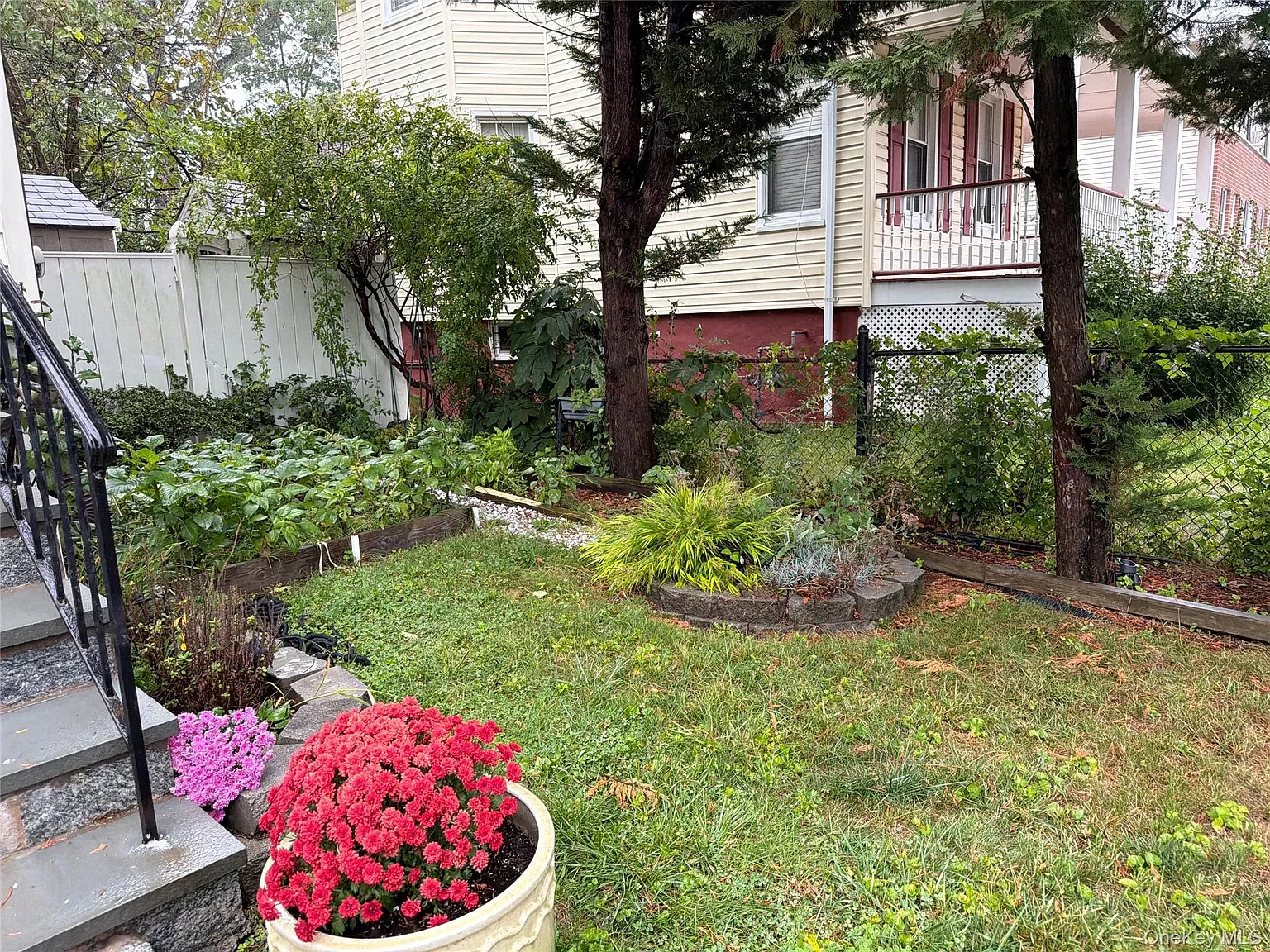 4 bed, 1.0 bath, 1300 sqft, $4,400 — Photo 2