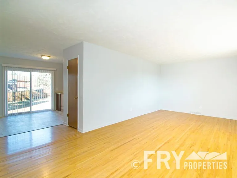 941 W 79th Pl — Photo 4