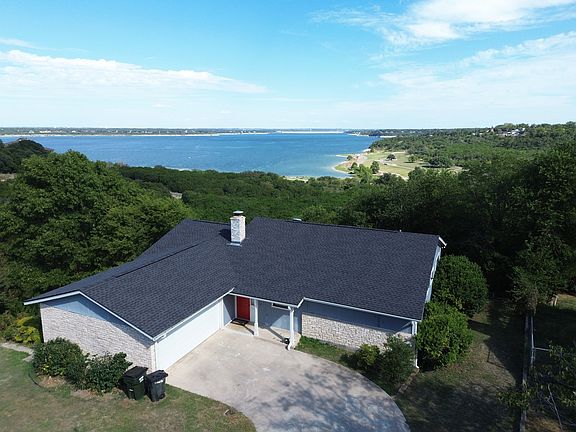 The beautiful view of Lake Belton puts you in a great mood.