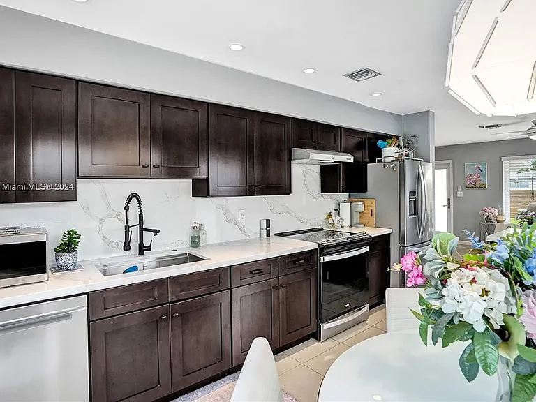 1001 NE 17th Ct — Photo 22