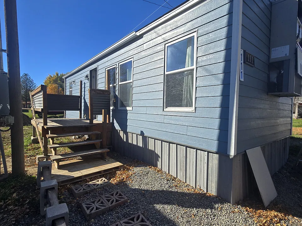 111 3rd St E