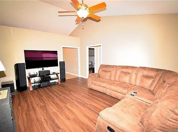 4th image of 383 Brookfield Dr