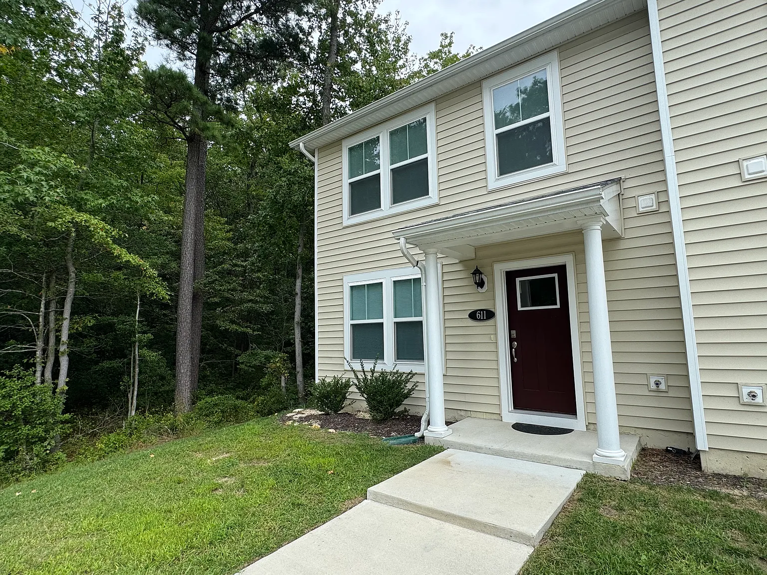 3 bed, 2.5 bath, 1644 sqft, $2,100 — Photo 2