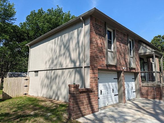2nd image of 1012 NW Kingsridge Dr