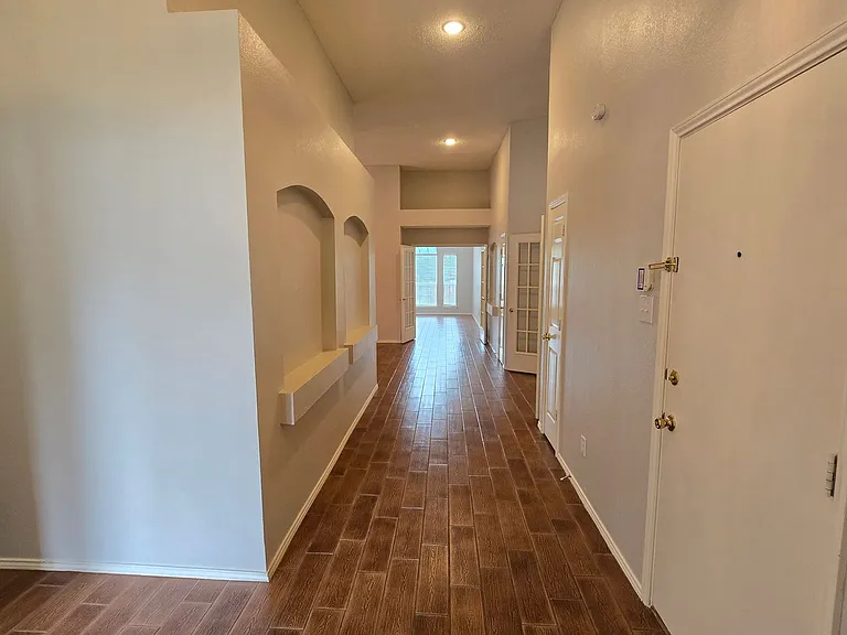1268 Topeka Dr — Photo 3