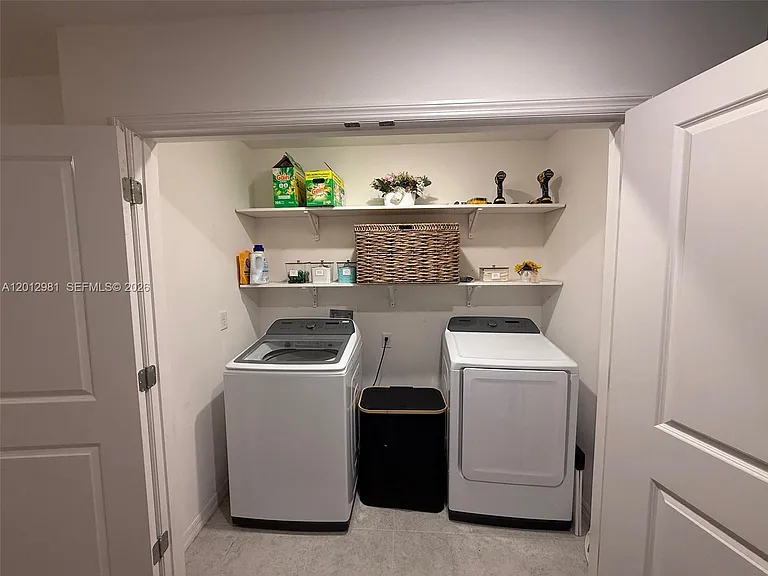 1557 SW Dycus Ave — Photo 7