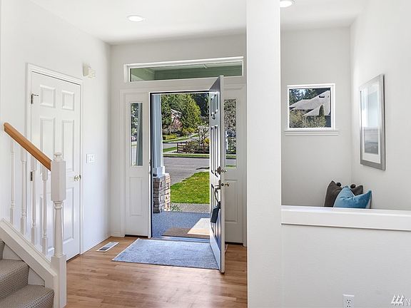 3rd image of 9407 Capstan Dr NE