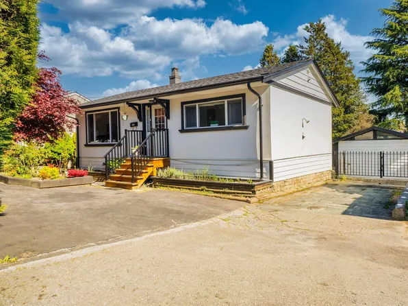 300 10th Ave, New Westminster, BC V3L 2B2