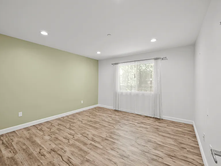 9104 Burnet Ave — Photo 25
