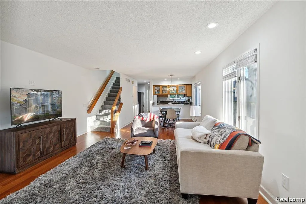 2 bed, 1.5 bath, 1385 sqft, $2,949 — Photo 3