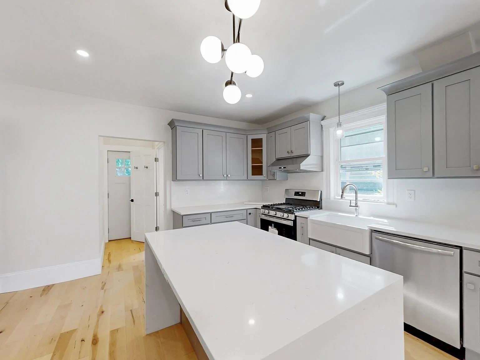 4 bed, 2.0 bath, 2250 sqft, $4,300 — Photo 2