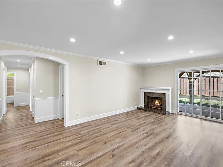 24725 Camarillo St — Photo 11