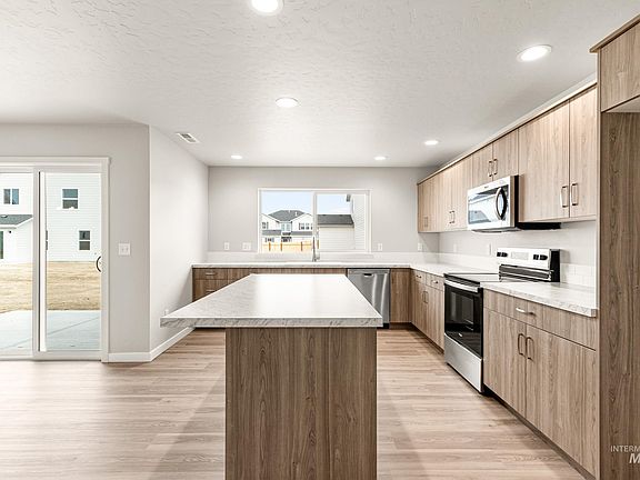 4th image of 13686 Inman Ct