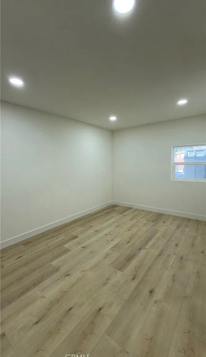 2 bed, 850 sqft, $3,000 — Photo 3