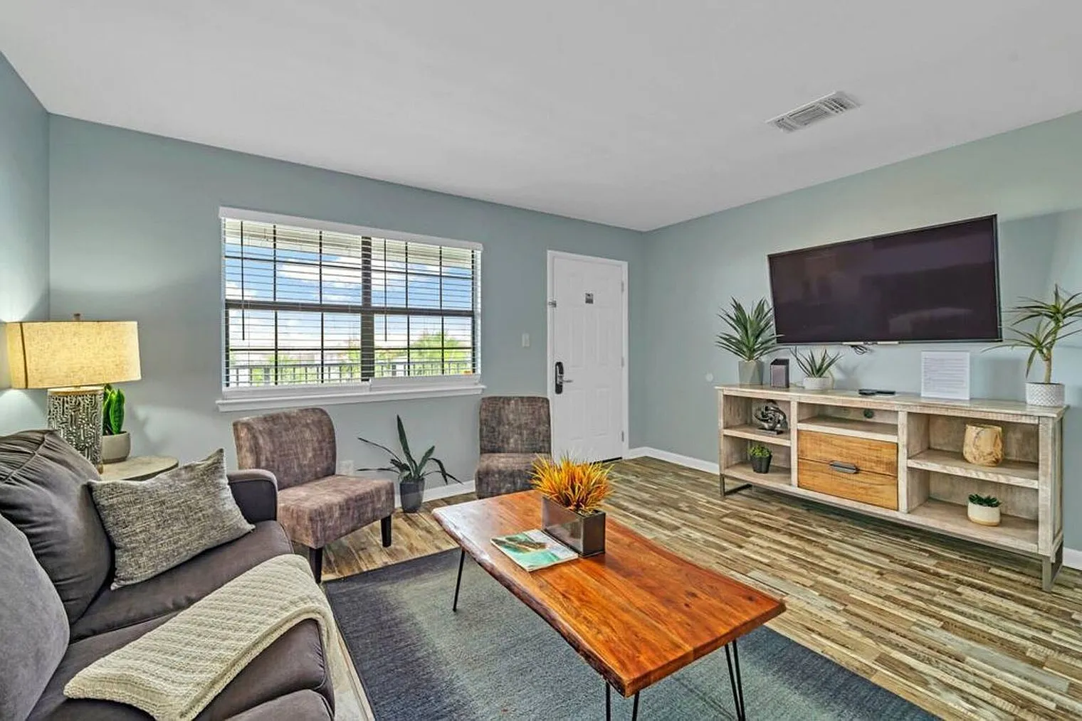 1 bed, 1.0 bath, 6458 sqft, $2,013 — Photo 4