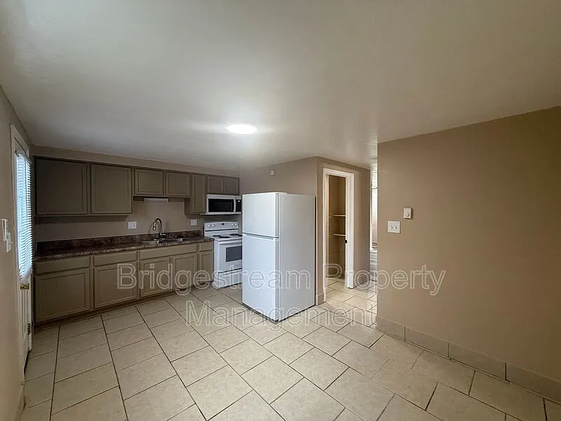 2 bed, 1.0 bath, $1,095 — Photo 2