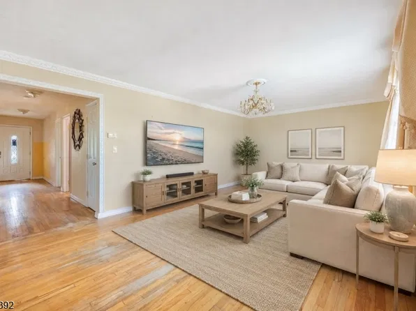 261 10th St, Palisades Park, NJ