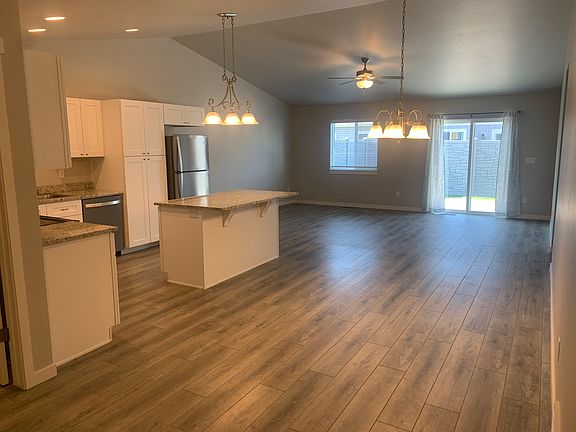 3rd image of 812 Foxglove Dr