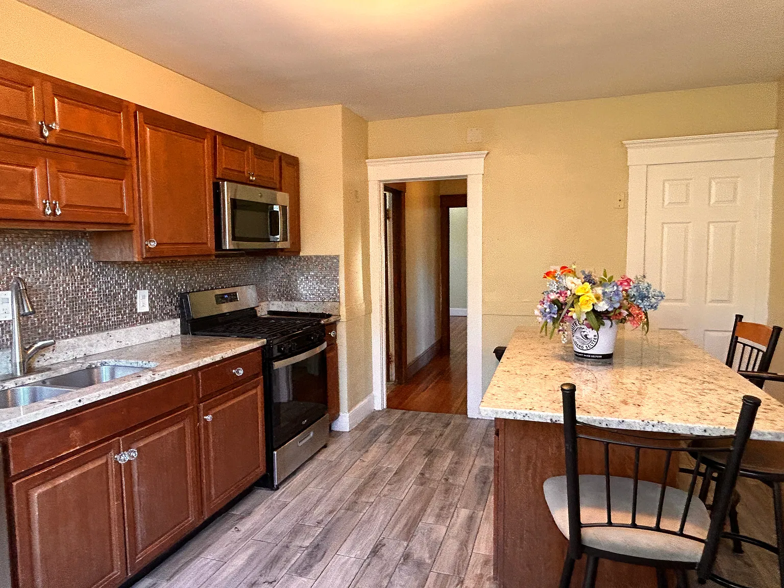 2 bed, 1100 sqft, $1,600 — Photo 2