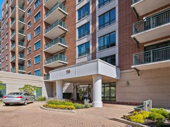 750 Pearson St APT 204, Des Plaines, IL 60016