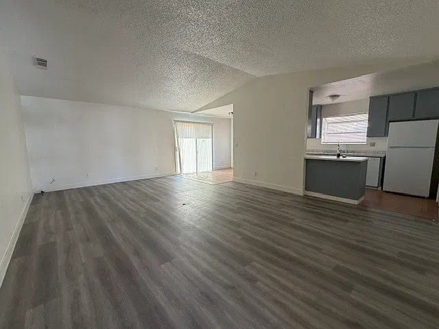 4 bed, 1420 sqft, $2,370 — Photo 2