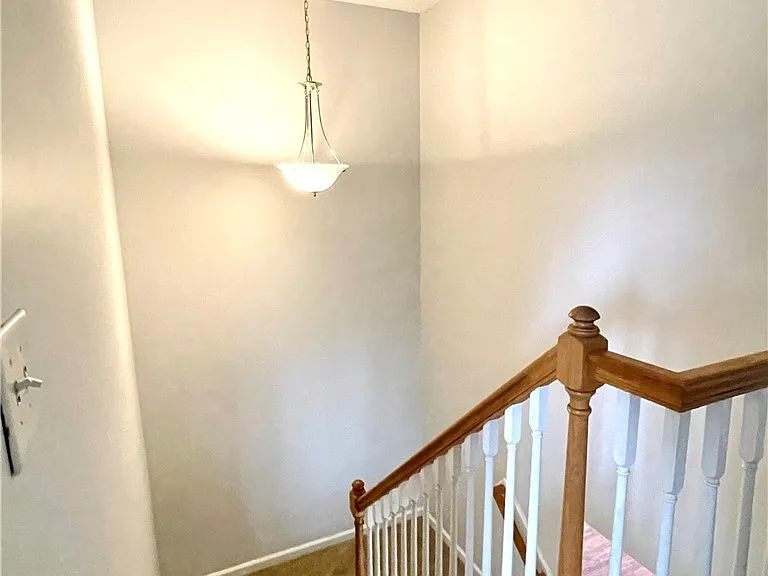 82 Essex Ct W — Photo 15