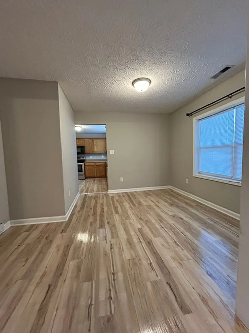 Great spacious home on Nutwood! — Photo 4