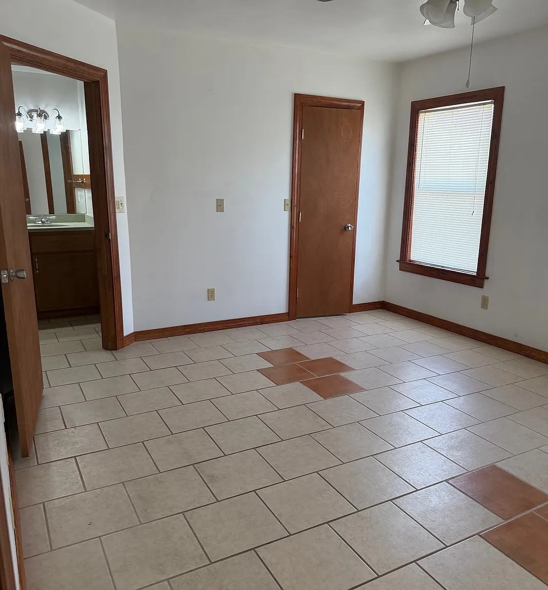3 bed, 2668 sqft, $2,300 — Photo 2