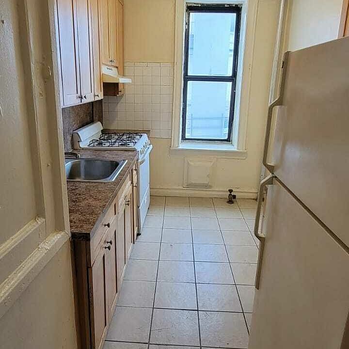 2nd image of 990 Montgomery St #A6