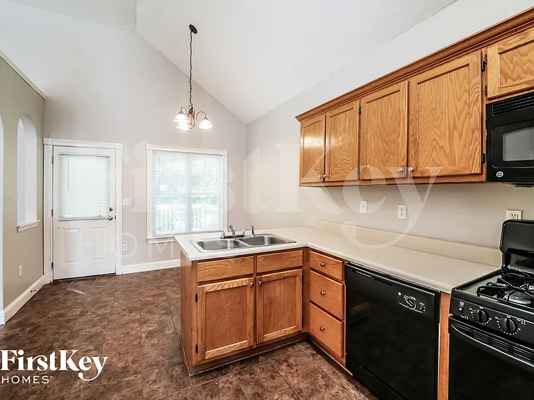 321 Sue Ct — Photo 9