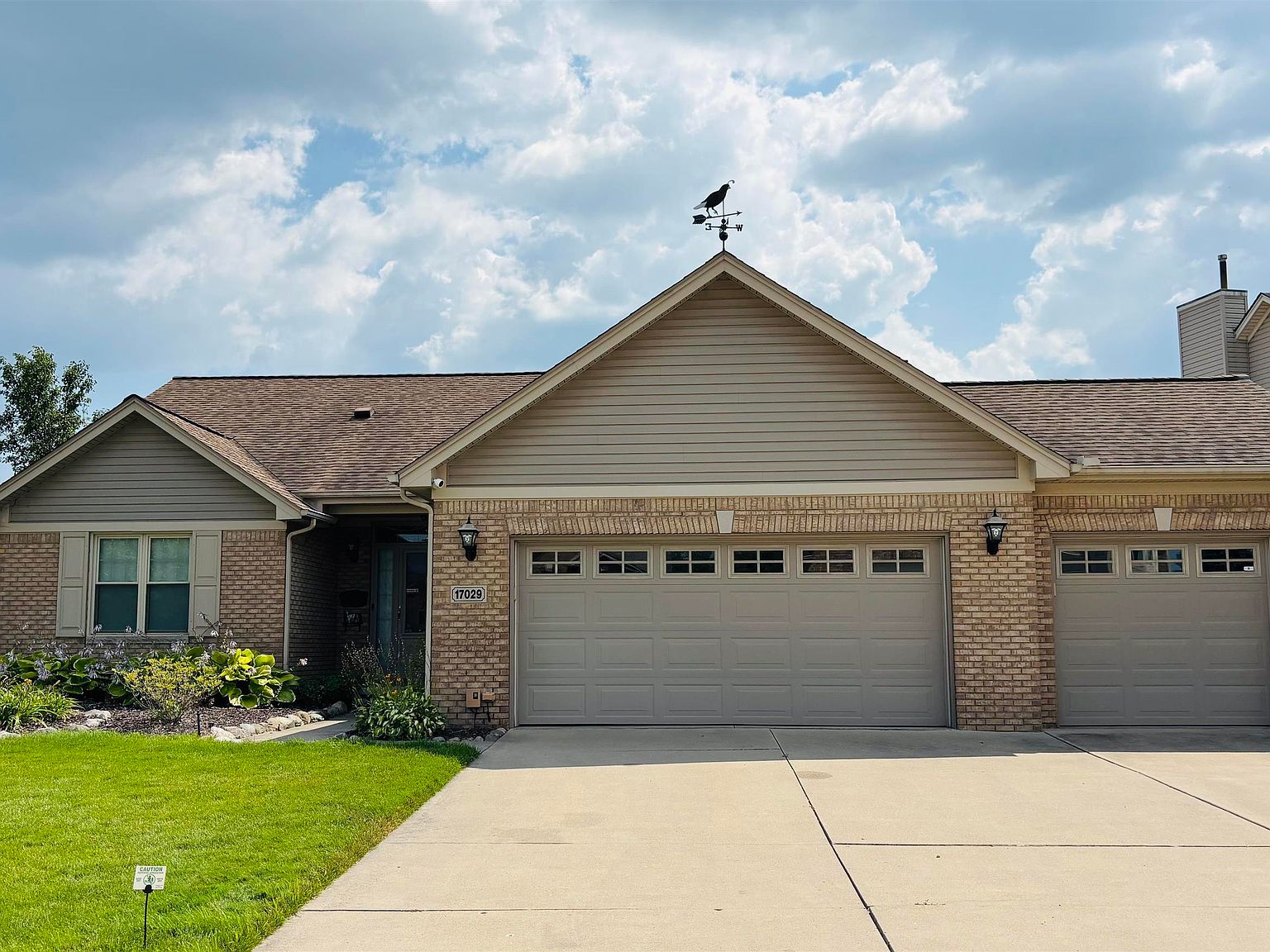 17029 Pintail Dr, Brownstown, MI 48173