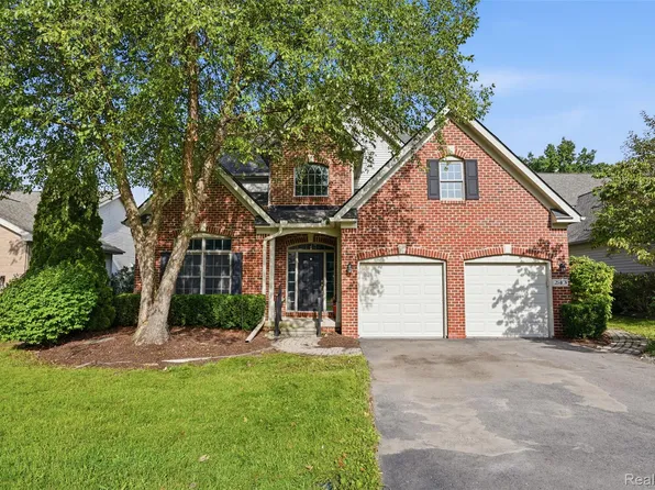 243 Lakeshore Pointe Dr, Howell, MI 48843