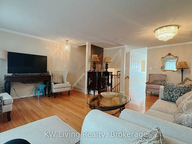 47 Vanity Cres — Photo 4