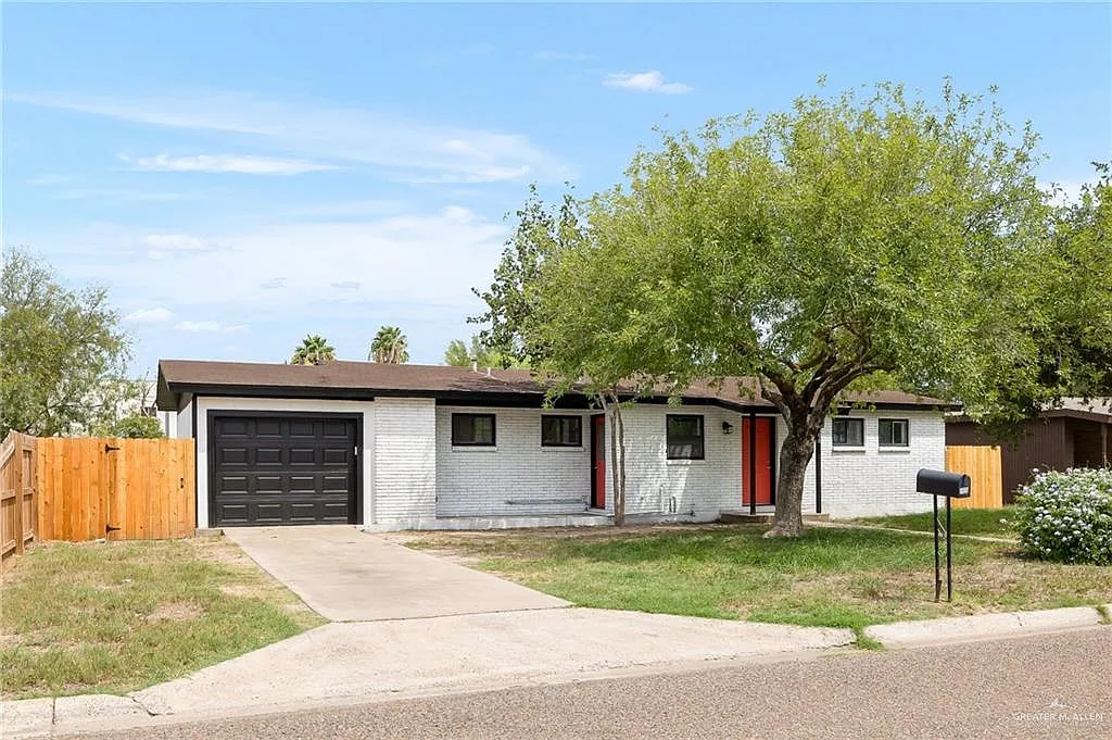 3 bed, 1.0 bath, 1218 sqft, $1,350 — Photo 2
