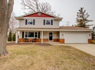 8033 W Cascade Dr, Franklin, WI 53132