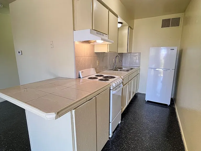 Retama Apartments — Photo 22