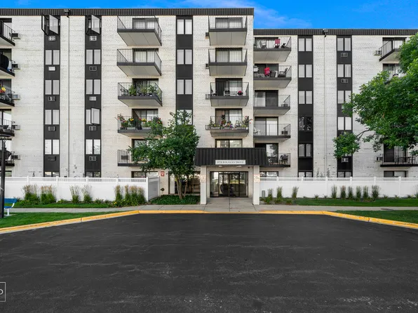 9731 N Fox Glen Dr Unit 3F, Niles, IL 60714