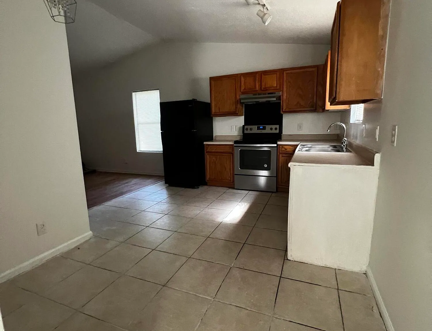 3 bed, 2.0 bath, 1150 sqft, $1,500 — Photo 2