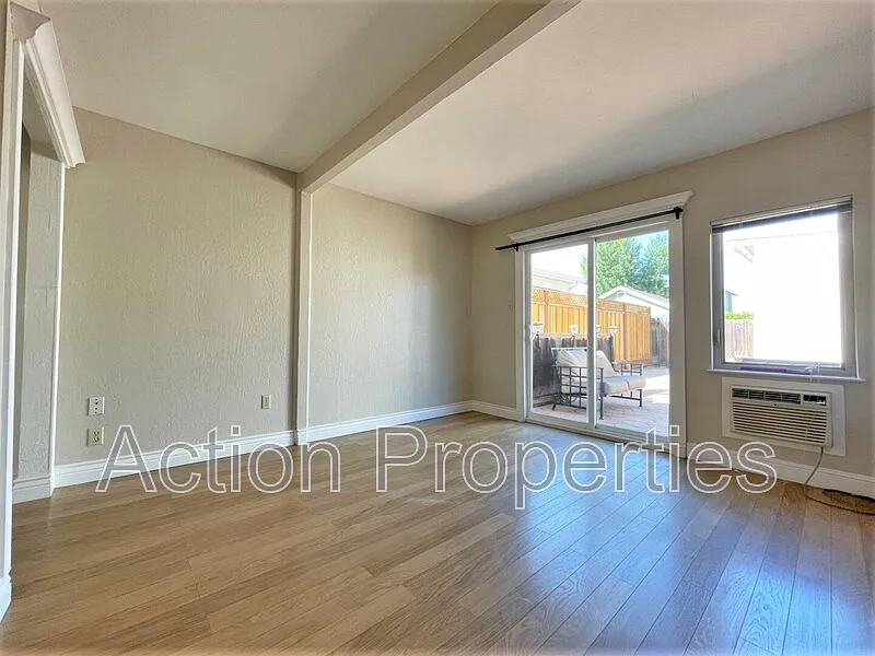 1 bed, 1.0 bath, 400 sqft, $1,995 — Photo 2