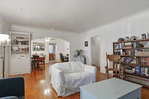 4th image of 825 N Conyer St #1