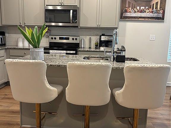 4th image of 251 Regent Park