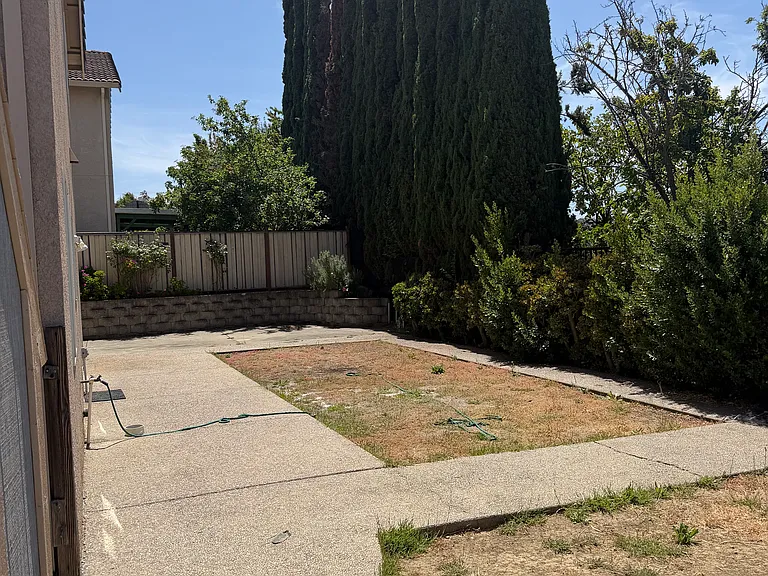 1147 Legend Cir — Photo 3