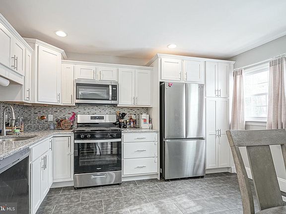 5th image of 405 E Evesham Ave