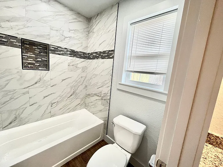 923 W 6th St — Photo 16
