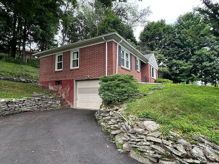 114 Maple Ave — Photo 3