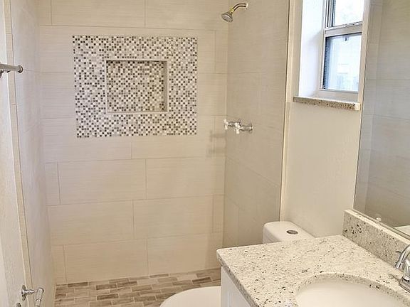 5th image of 233 Lochmond Dr