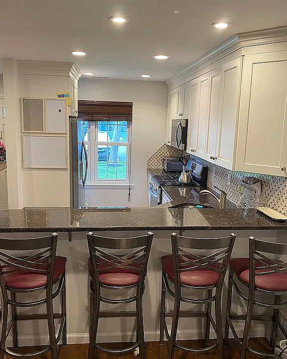 Breakfast bar & kitchen