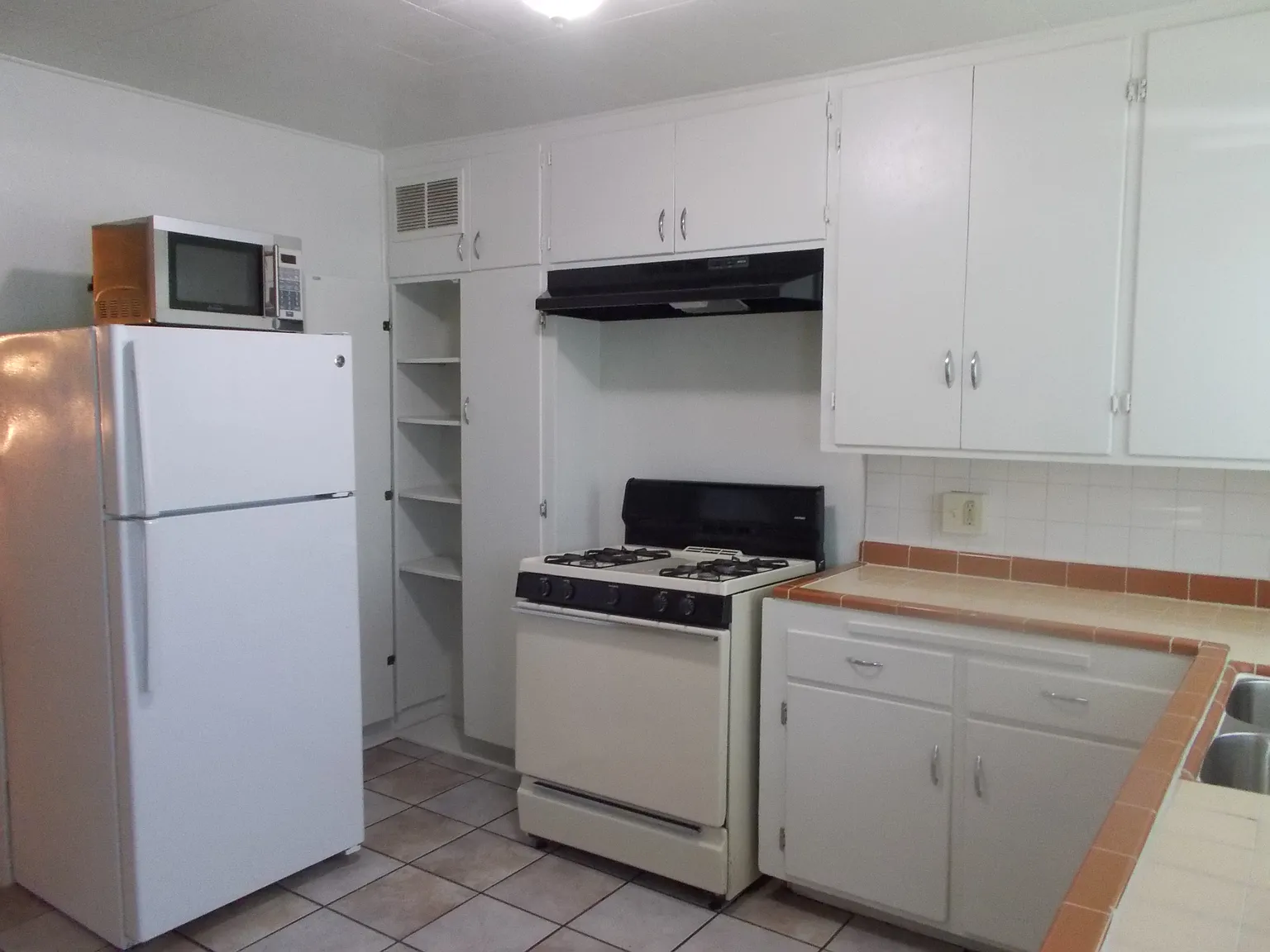 4335 N 15th Ave — Photo 2