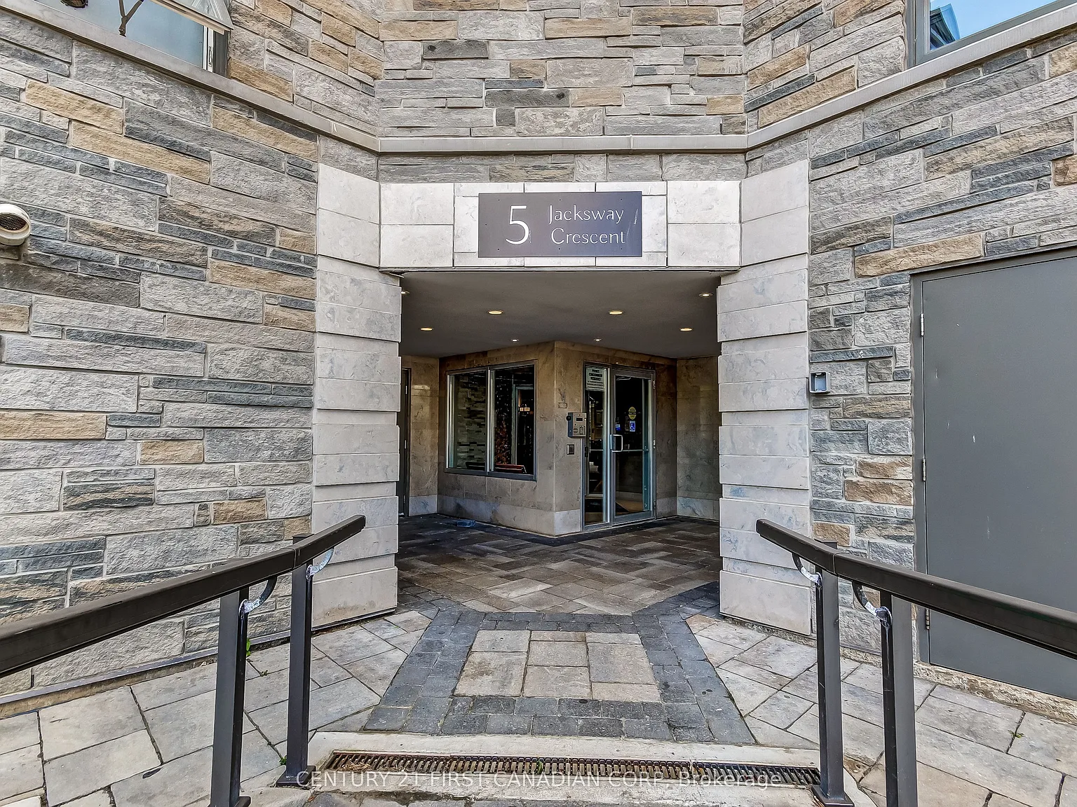 5 Jacksway Cres — Photo 1