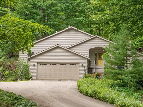 6810 E Lake Bluffs Dr, Traverse City, MI 49684